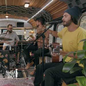 收聽Nossa Toca的Tudo Vale a Pena (Bus Live Session)歌詞歌曲
