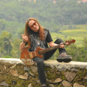 Dengarkan lagu Mama Papa (Aku Jatuh Cinta) nyanyian Stanzah dengan lirik