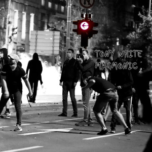 收听MAGMONIC的За кадром歌词歌曲