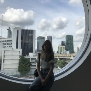 收听Qler的กอด歌词歌曲