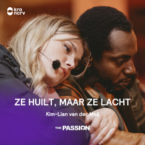 Listen to Ze Huilt, Maar Ze Lacht song with lyrics from The Passion