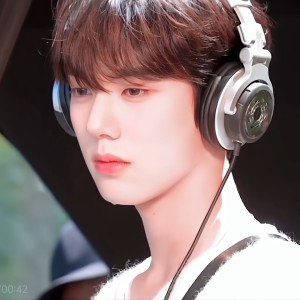 Listen to In Bloom (cover: ZEROBASEONE (제로베이스원)) (其他) song with lyrics from Gorgeous-KARIN