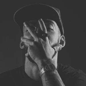 收聽Mazari的Mudança (feat. kvns) (Explicit)歌詞歌曲