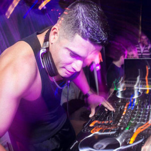 收听DJ Francis的Que Bolon Tiburon (feat. Tito Pakin & E_flatpro)歌词歌曲