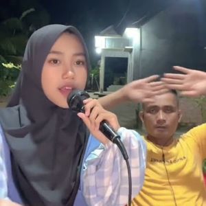 收聽Azizah的MANGU Dangdut歌詞歌曲
