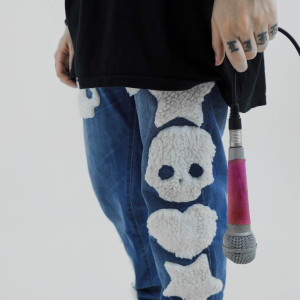 ดาวน์โหลดและฟังเพลง Estupidez พร้อมเนื้อเพลงจาก Kude