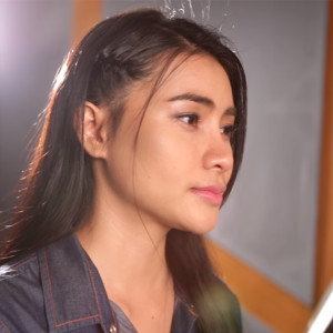 收聽ข้าวทิพย์ ธิดาดิน的คำว่าฮักกัน มันเหี่ยถิ่มไส歌詞歌曲