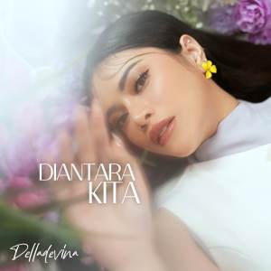 Dengarkan lagu Diantara Kita nyanyian Delladevina dengan lirik