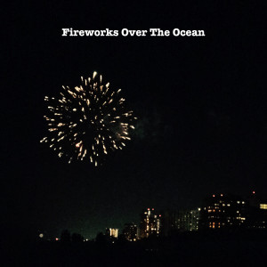 ดาวน์โหลดและฟังเพลง Fireworks Over The Ocean พร้อมเนื้อเพลงจาก Fire Sounds For Sleep