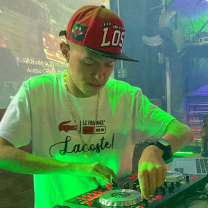 Listen to RITIMO ENVOLVENTE DOS CRIA (Explicit) song with lyrics from DJ BIEL PRADO