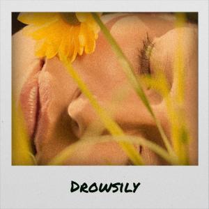 ดาวน์โหลดและฟังเพลง Drowsily พร้อมเนื้อเพลงจาก Pame Cicy