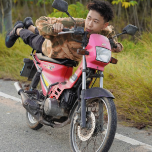 Dengarkan มอเตอร์ไซค์ lagu dari เด็กเลี้ยงควาย dengan lirik