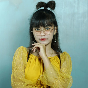 Listen to Alum song with lyrics from Esa Risty