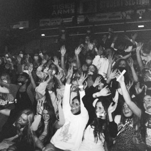 Dengarkan Old Friends lagu dari Pearce Morris dengan lirik