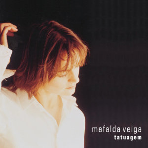 Listen to Cada lugar teu song with lyrics from Mafalda Veiga