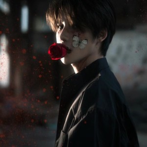 Dengarkan lagu 回忆的纠缠 (完整版) nyanyian 罗小贵 dengan lirik