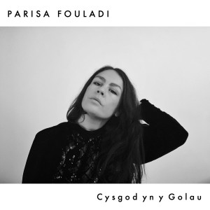 Dengarkan Cysgod Yn Y Golau lagu dari Parisa Fouladi dengan lirik