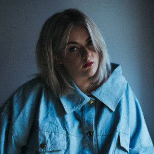 Dengarkan Iris lagu dari Grace Davies dengan lirik