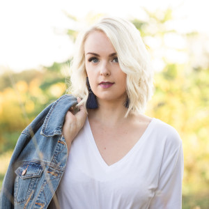 收聽Meredith Zahn的Waving Through a Window歌詞歌曲