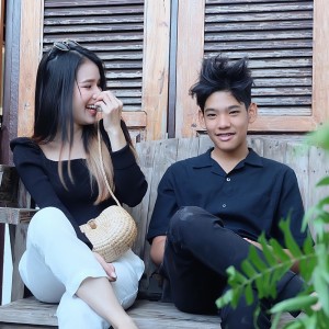 ดาวน์โหลดและฟังเพลง ไม่มีใคร Feat.Lumzum Ratchanont (Explicit) พร้อมเนื้อเพลงจาก DD Ratchanart & Lumzum Ratchanont