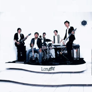 Dengarkan Cinta Segitiga lagu dari Losari Band dengan lirik