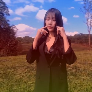 Listen to Má cô đỏ hơn bất cứ ai song with lyrics from Rie Aliasas