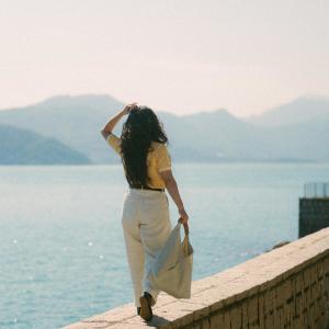 收听浠彤的成为微风吧歌词歌曲