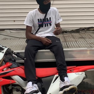 Dengarkan PRADA U (feat. 1click guapo & h3nny) (Explicit) lagu dari Kariii dengan lirik