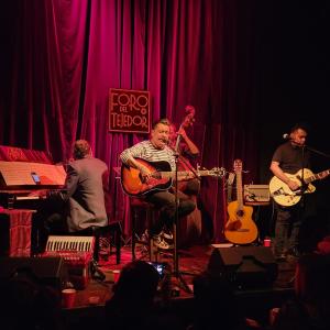 Dengarkan Equipaje (Live) lagu dari Iván García y Los Yonkis dengan lirik