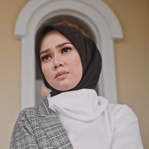 Dengarkan lagu Rahasia Hate nyanyian Cut Zuhra dengan lirik