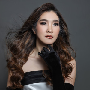 ดาวน์โหลดและฟังเพลง Gu Xiang De Yun พร้อมเนื้อเพลงจาก Desy Huang Jia Mei