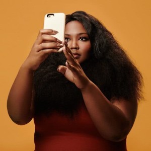 ดาวน์โหลดและฟังเพลง Phone (Explicit) พร้อมเนื้อเพลงจาก Lizzo