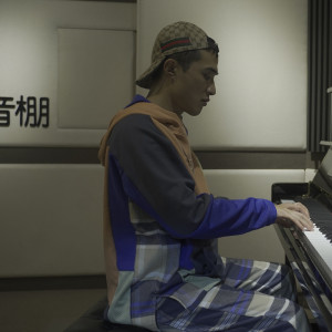 Listen to 蜗牛 (完整版) song with lyrics from 屈士淇