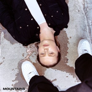 ดาวน์โหลดและฟังเพลง Mountains พร้อมเนื้อเพลงจาก Charlotte Day Wilson