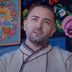 Listen to Noi În Seara De Crăciun song with lyrics from Dani Bănăteanu