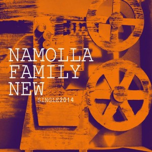 Dengarkan 누구나 한번쯤 lagu dari Namolla Family N dengan lirik