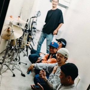 ดาวน์โหลดและฟังเพลง 米子bad mind boy (feat. Khen) พร้อมเนื้อเพลงจาก COSMO DA UG