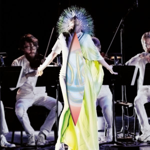Dengarkan Family lagu dari Björk dengan lirik