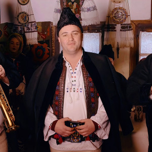 Listen to Rasarii luna pe cer song with lyrics from Ionut Chis