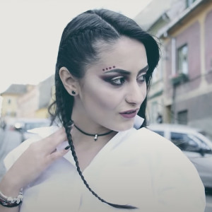 Listen to As Vrea Sa Zbor song with lyrics from Roxana