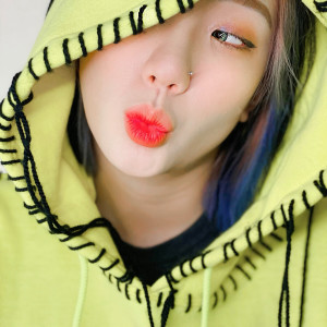 Dengarkan lagu TikTok nyanyian Love Viva dengan lirik
