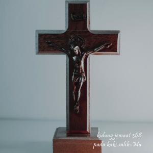 Dengarkan lagu Pada Kaki Salib-Mu nyanyian Rohani Akustik dengan lirik