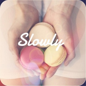 ดาวน์โหลดและฟังเพลง Slowly พร้อมเนื้อเพลงจาก HYUNNY