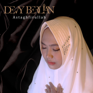 Dengarkan lagu Astaghfirullah nyanyian Devy Berlian dengan lirik