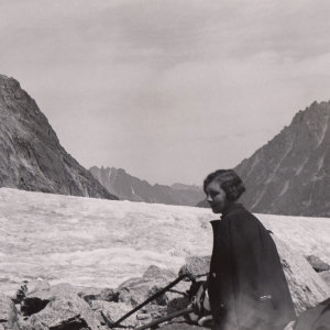 Dengarkan lagu Misty Bridges (Statues In Fog Mix) nyanyian The Declining Winter dengan lirik