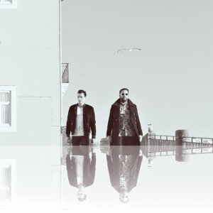 ดาวน์โหลดและฟังเพลง Falling พร้อมเนื้อเพลงจาก Two Mirrors
