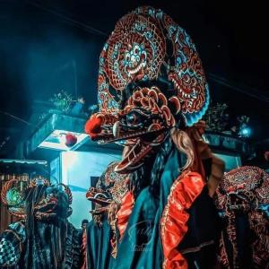 Dengarkan Rogo Samboyo Putro Teteg Ati (Explicit) lagu dari Seni jaranan dengan lirik