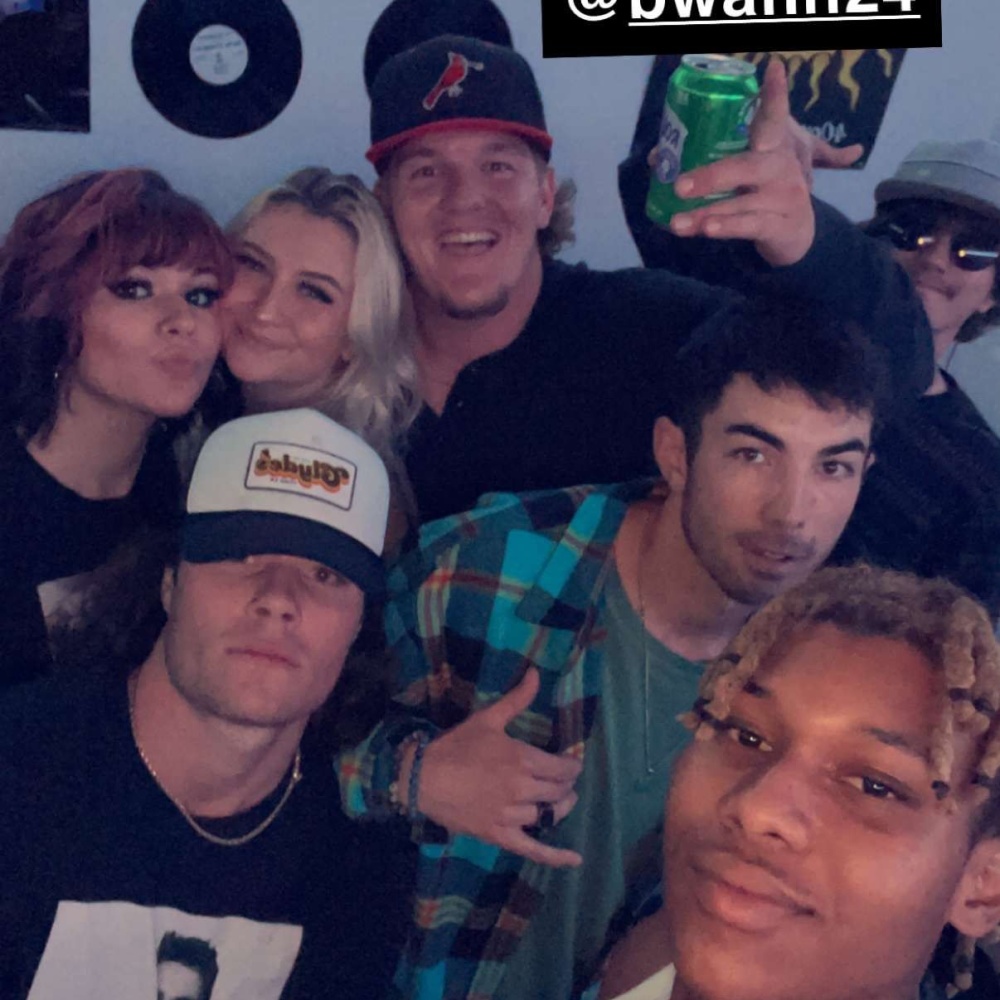 SNOWBUNNY (feat. MoonRocks) (Explicit)