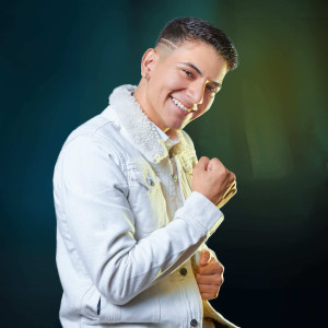 Listen to Otro Ocupa Mi Lugar song with lyrics from David Figueroa