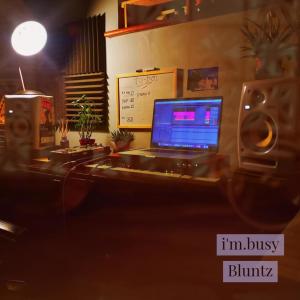 Dengarkan Bluntz lagu dari I'm.Busy dengan lirik